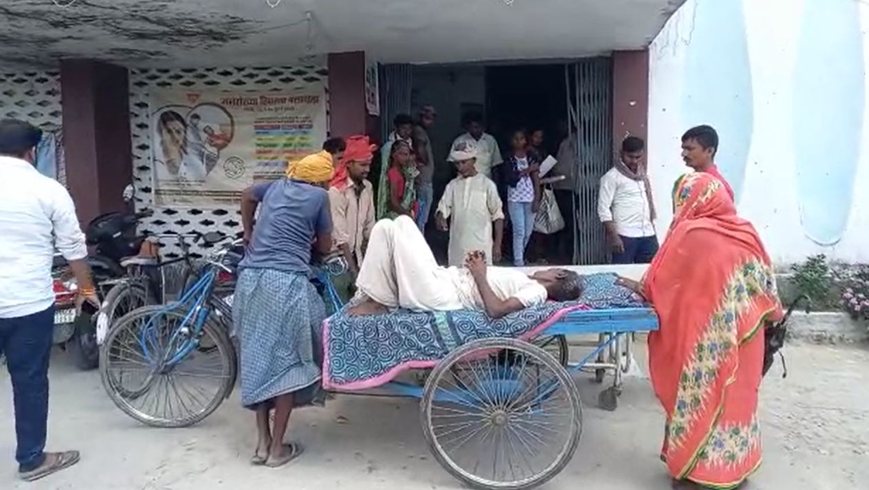 एंबुलेंस पर नहीं ठेले पर लेकर बुजुर्ग मरीज को पहुंचाया अस्पताल, छपरा की स्वास्थ्य व्यवस्था का हाल जानिये