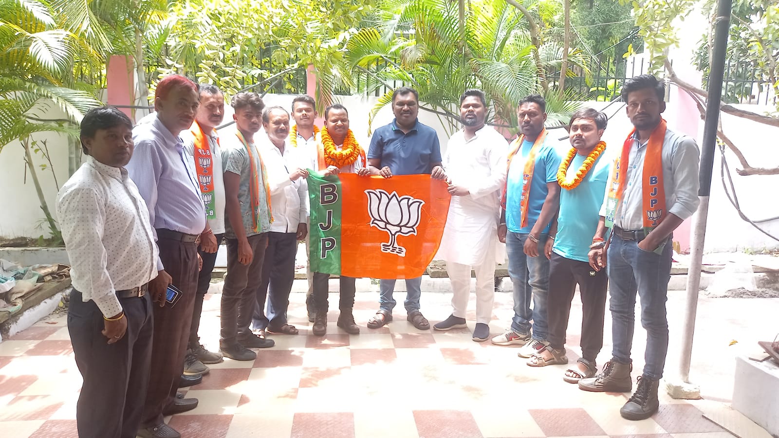 खिजरी विधायक की बढ़ी मुसीबत, पहले पार्टी ने बाहर किया अब कार्यकर्ताओं ने भी छोड़ा साथ