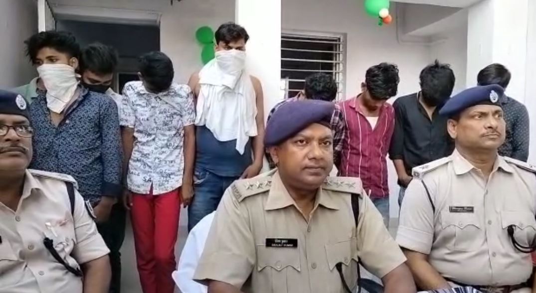 मोतिहारी: होटल में चल रहे सेक्स रैकेट का भंडाफोड़, कई आपत्तिजनक सामग्रियां बरामद 