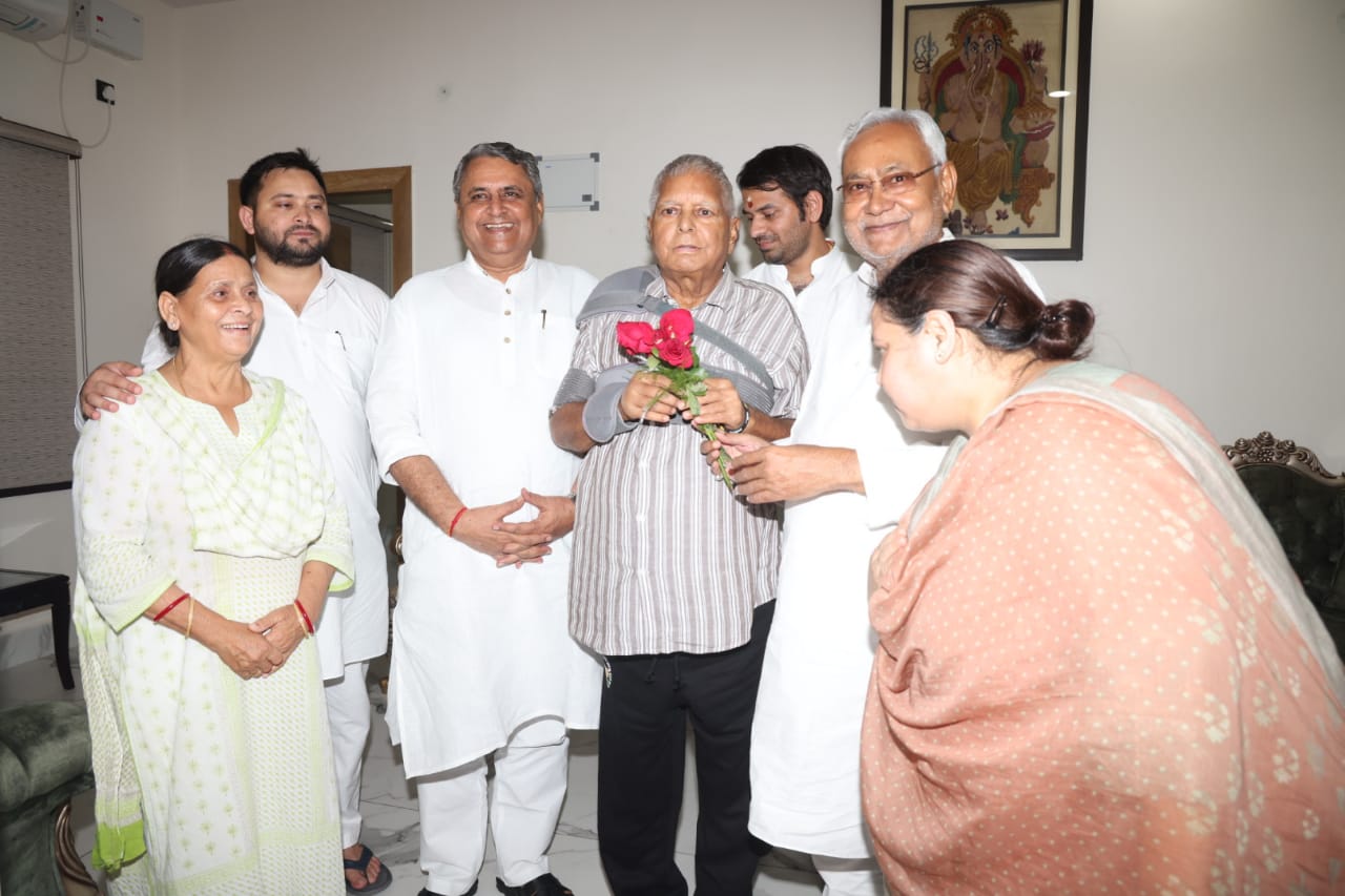 लालू यादव का पटना में नीतीश ने कुछ इस तरह किया स्वागत, पढ़िए विस्तार से