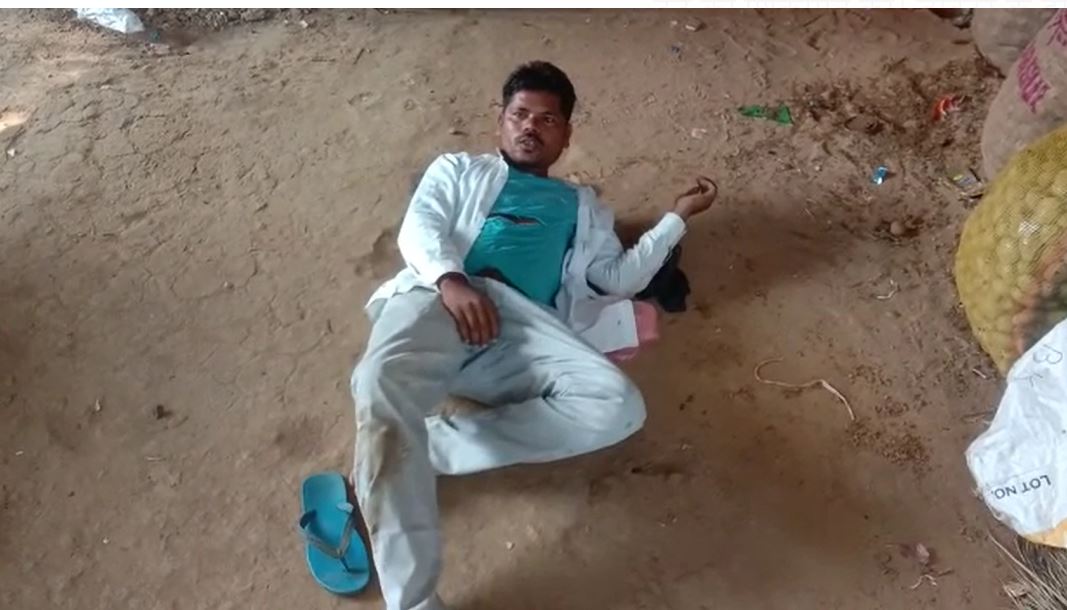 उत्पाद विभाग की टीम ने शराब बेचने के आरोप में युवक को बेरहमी से पीटा, अस्पताल में भर्ती