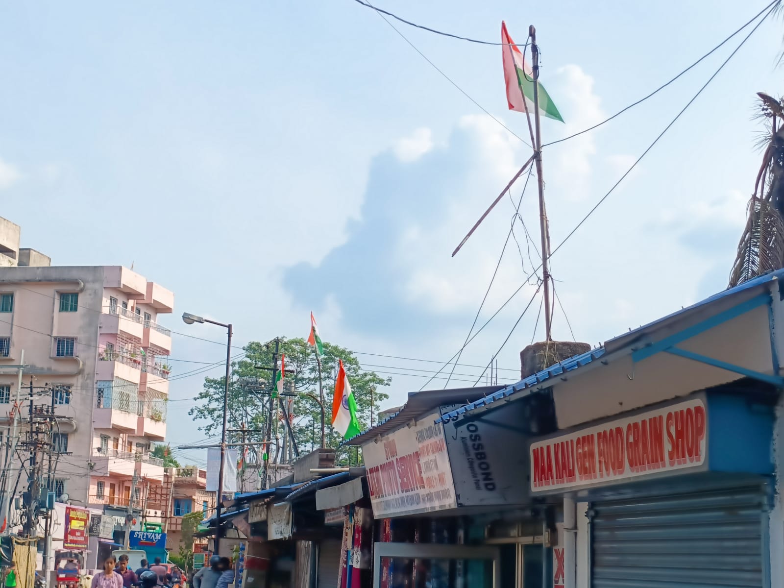 DHANBAD: कई जगह अभी तक टंगे हैं राष्ट्रीय ध्वज, अब सहेज कर रखने की बारी, जानिए कहां कर सकते हैं जमा 