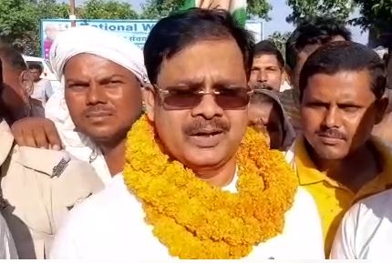 गन्ना उद्योग मंत्री बनने के बाद अपने पैतृक गांव पहुंचे डॉ. शमीम अहमद, लोगों ने किया जोरदार स्वागत