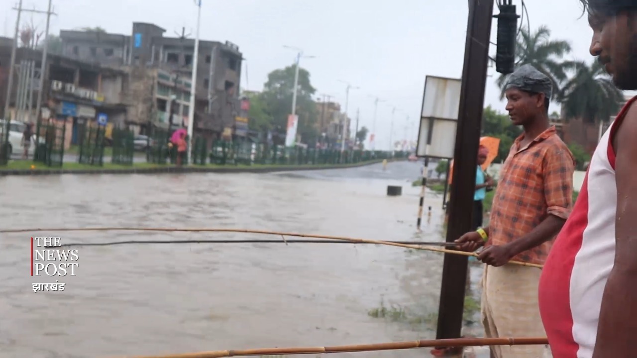 पानी में डूबा आईसीयू, सड़क पर मछली मार रहे मछुआरे