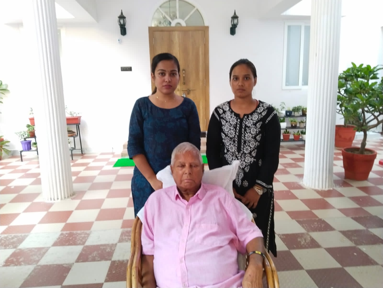 ग्रेजुएट चायवाली का स्टॉल नगर निगम ने उठाया:पटना की सड़क पर फूट-फूटकर रोईं प्रियंका, लालू से मांगी मदद