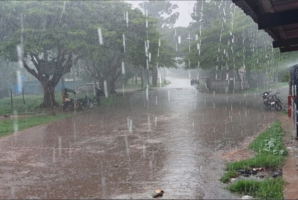 सारंडा में मूसलाधार बारिश से आम जनजीवन अस्त व्यस्त, सड़कें हुई सुनसान