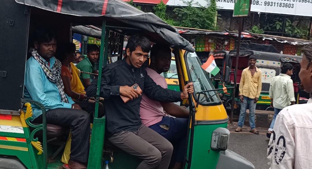 केवल ऑटो और टोटो  ही है धनबाद की सडकों के बादशाह , जाने क्यों