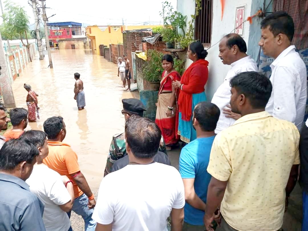 जमशेदपुर: रघुवर दास ने बाढ़ प्रभावित क्षेत्रों का किया निरीक्षण