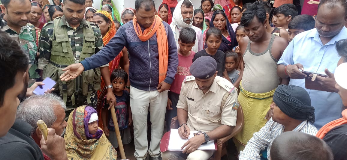 एक ही रात चार घरों में लाखों की चोरी, जागने पर विरोध किया तो कुदाल से वार कर दो लोगों को किया घायल