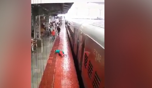 Breaking :  ट्रेन से गिरा बच्चा,  RPF जवानों की सूझबूझ से बची जान