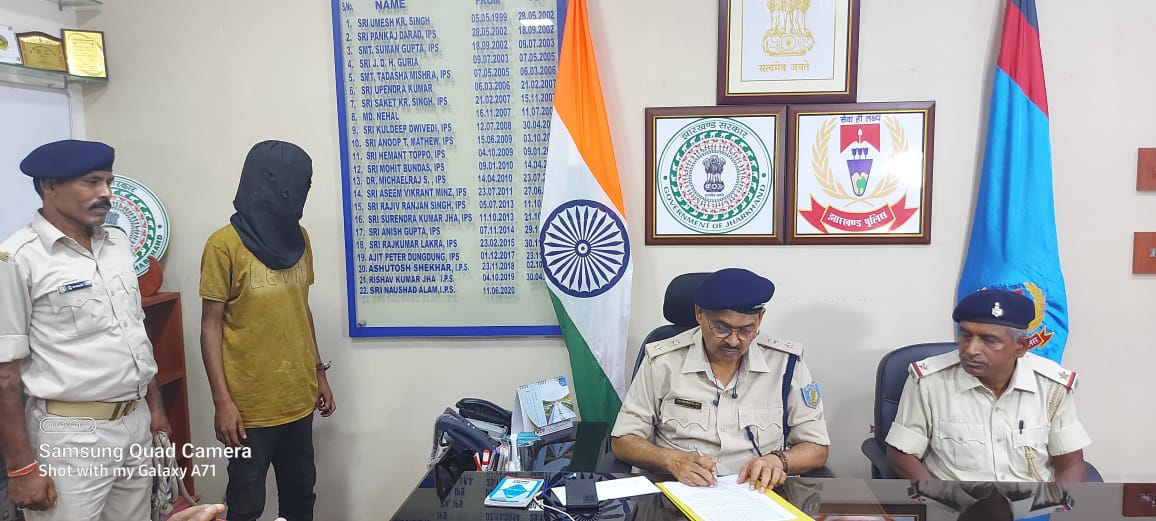 दुकानदार के गल्ले से पैसे लूटने वाले PLFI उग्रवादी को पुलिस ने किया गिरफ्तार, लोगों ने ली राहत की सांस