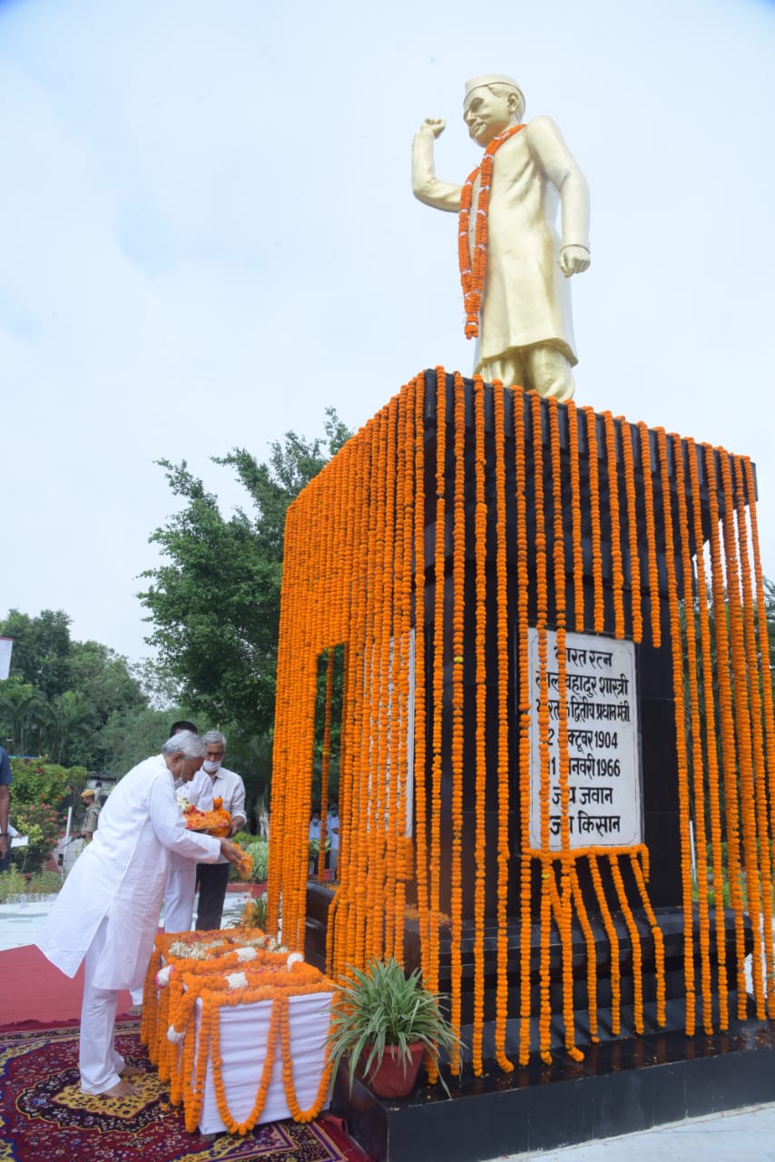 मुख्यमंत्री ने बापू को दी श्रद्धांजलि,  लाल बहादुर शास्त्री को भी किया याद