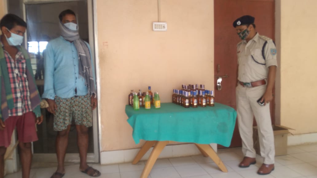 दुमका में अवैध शराब के साथ दो गिरफ्तार