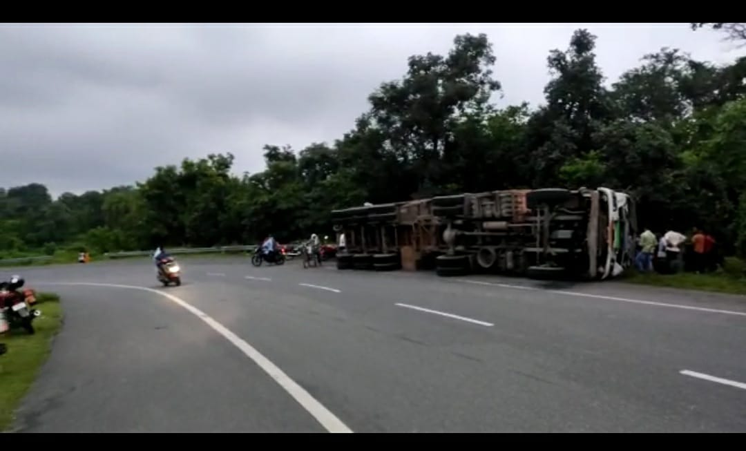 गोविंदपुर से बलियापुर को जाने वाली हीरक सड़क के तीखे मोड़ पर पलटीं दो गाड़ियां 