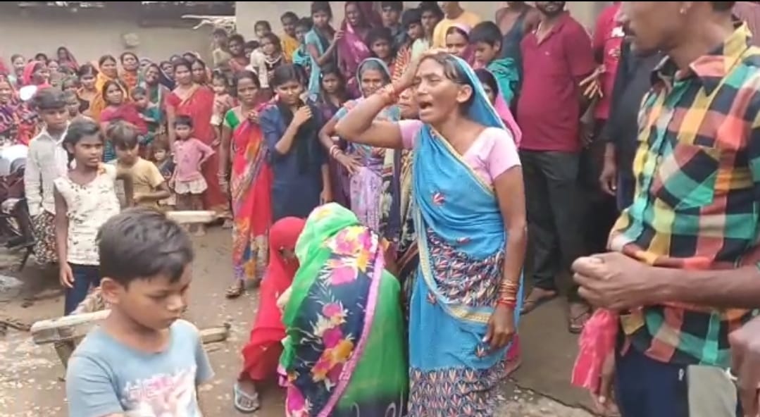 खदान में मिट्टी लाने गई मां बेटी की चाल धंसने से मौत