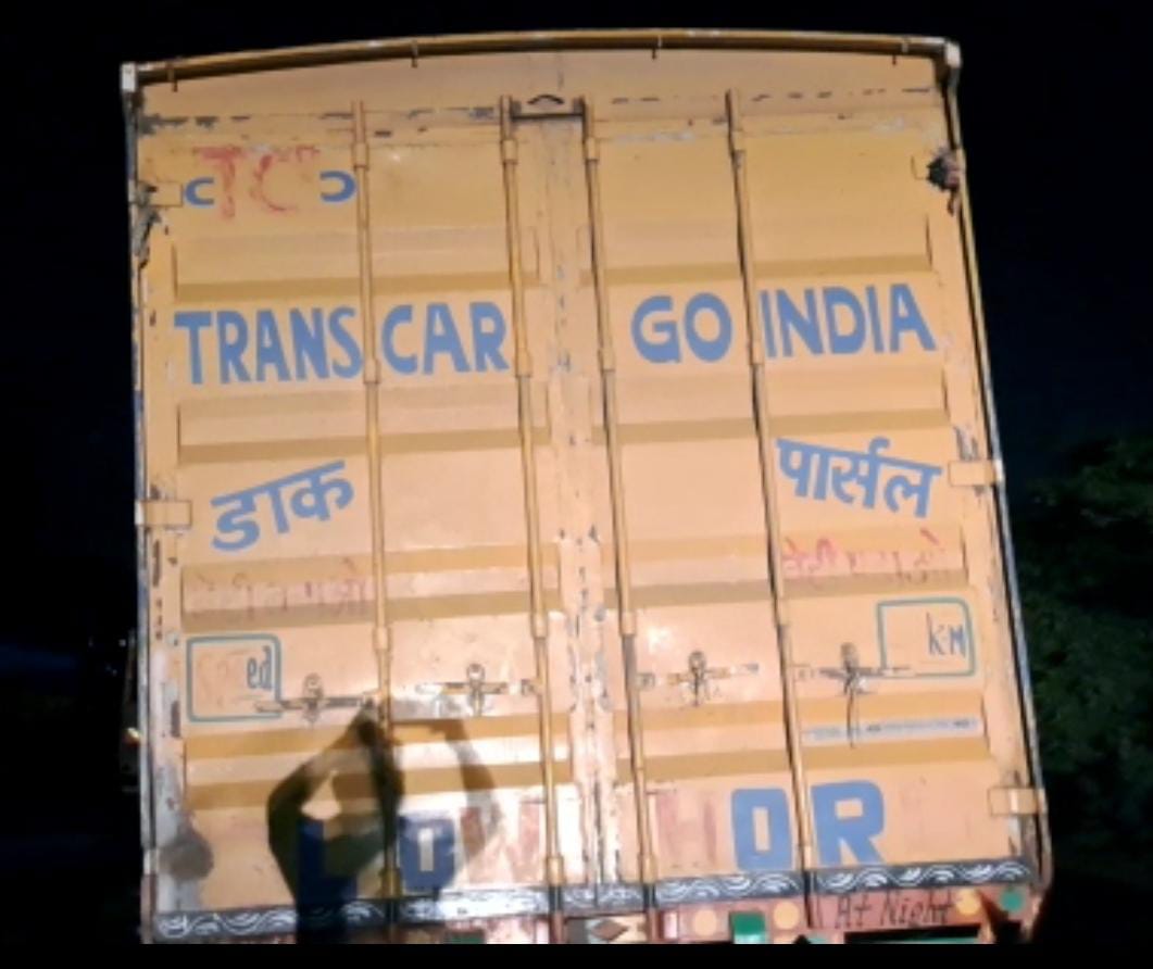 पशु तस्करों का दिमाग तो देखिये -एक तो डाक पार्सल लिखा कंटेनर, साथ में तीन नंबर  