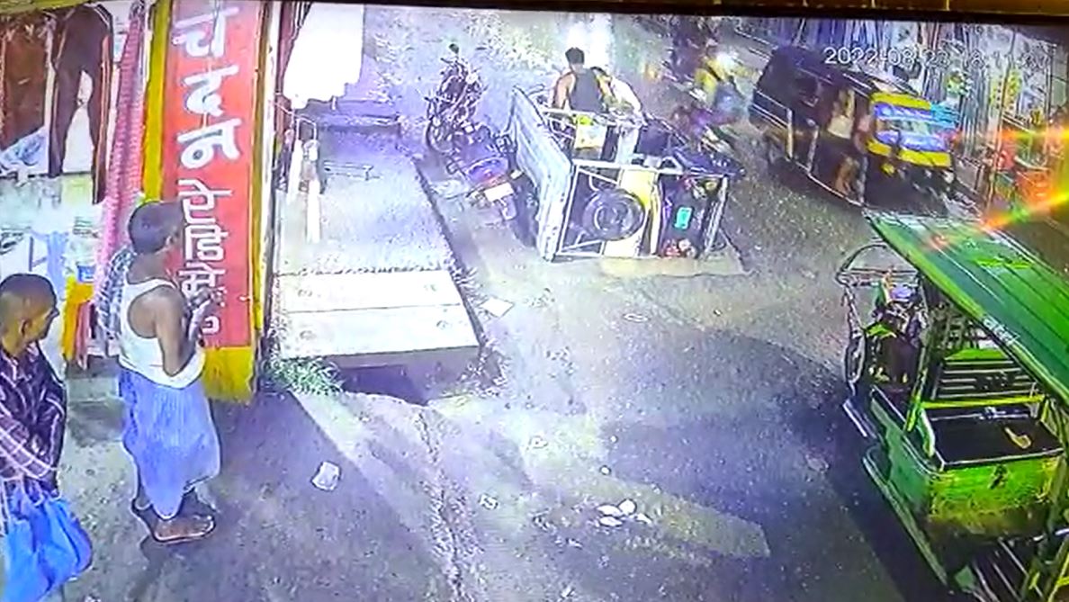 पटना: नमामि गंगे परियोजना लोगों के लिए बनी परेशानी, चालक सहित गड्ढे में गिरी हवा हवाई ऑटो 