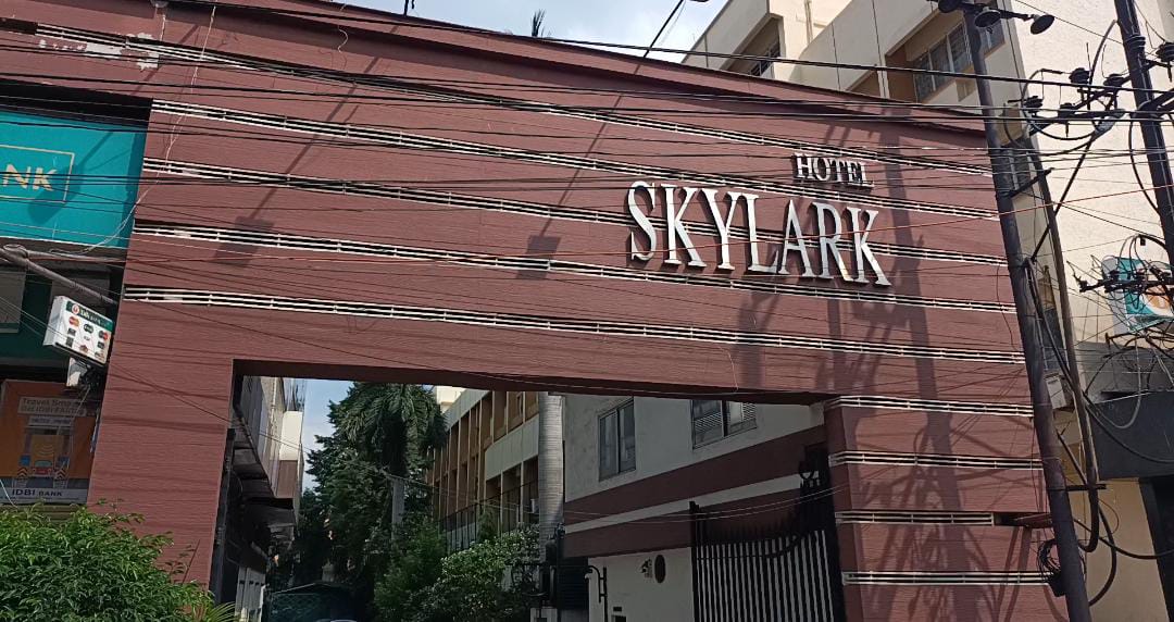 क्यों नीलामी पर चढ़ गया धनबाद का पहला थ्री स्टार होटल स्काईलार्क, जानें क्या है मामला