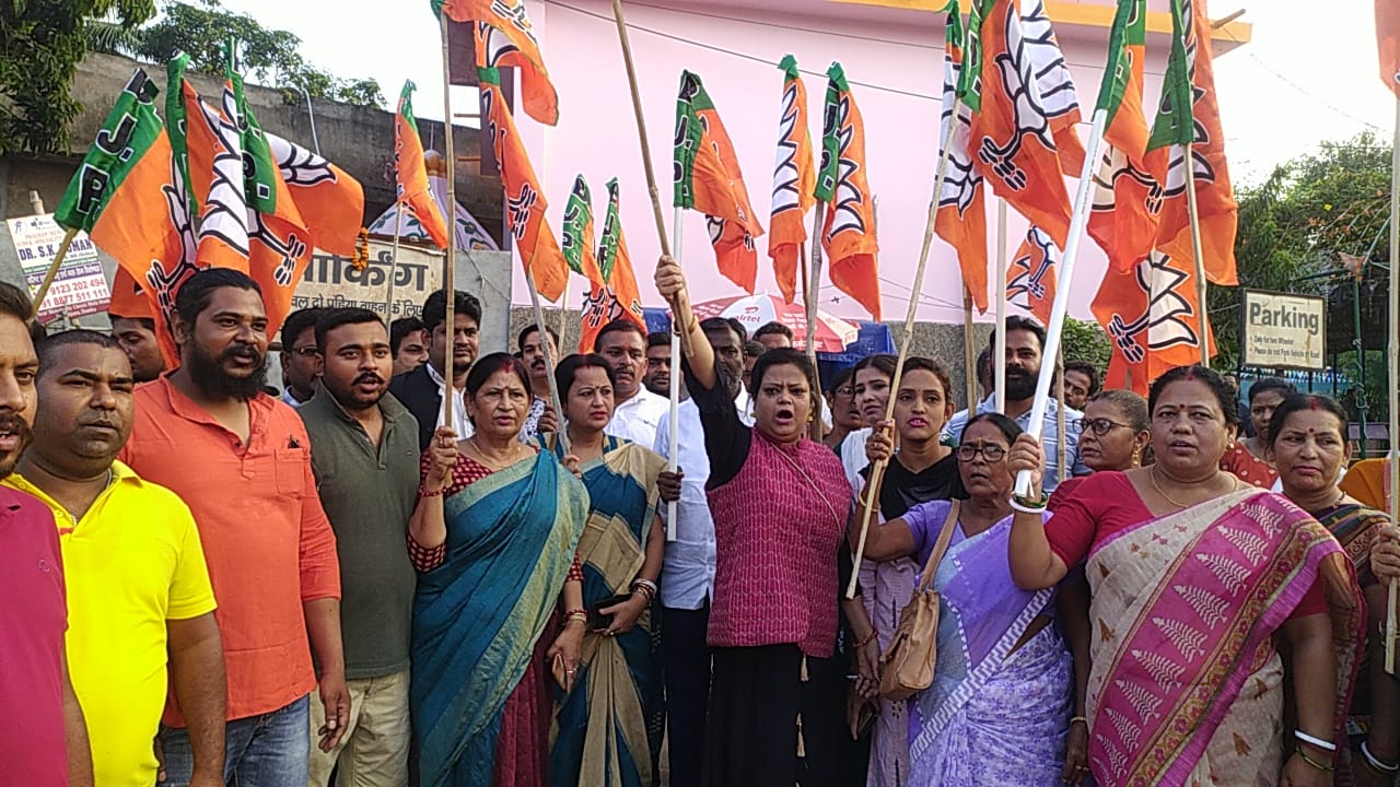 दुमका: युवती को पेट्रोल छिड़ककर जलाने के मामले ने पकड़ा तूल, बीजेपी ने शुरू किया विरोध प्रदर्शन