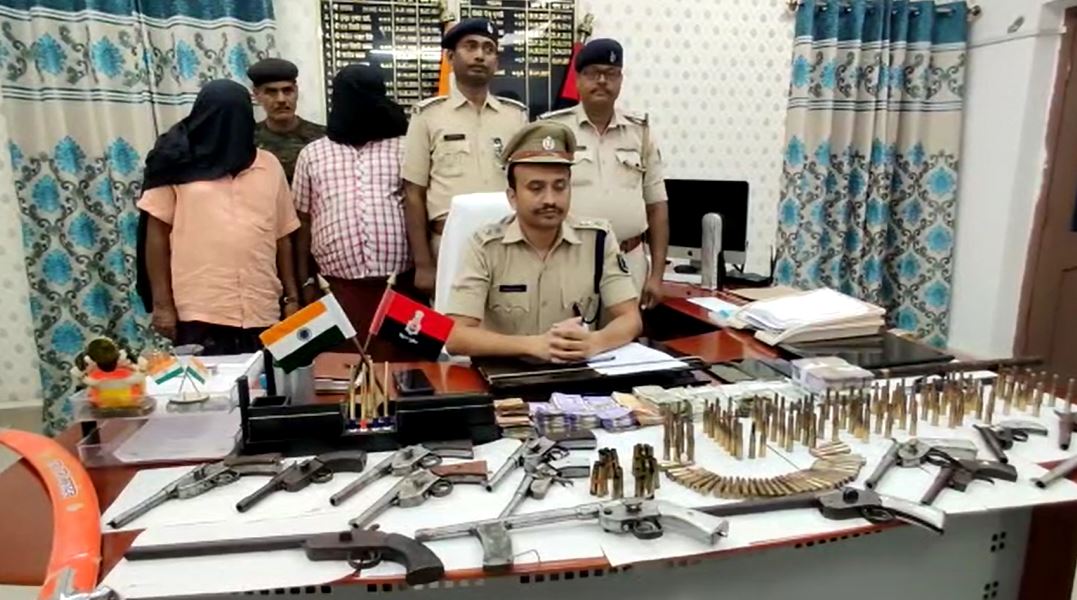 जदयू नेता के घर से मिला हथियार का जखीरा, 4 लाख के अधिक नगदी भी बरामद,  पिता-पुत्र गिरफ्तार 