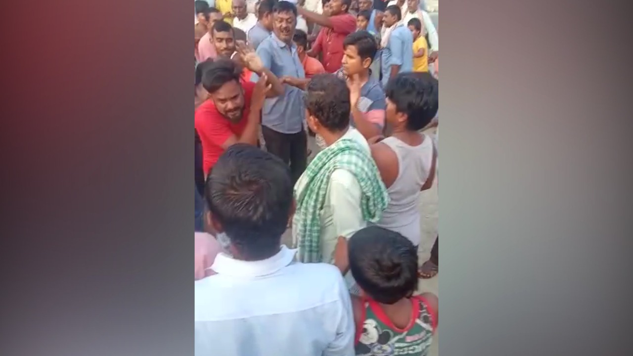 चोरी का आरोप लगाकर ग्रामीणों ने दो युवक को दी तालिबानी सजा, पोल में हाथ-पैर बांधकर बेरहमी से पीटा