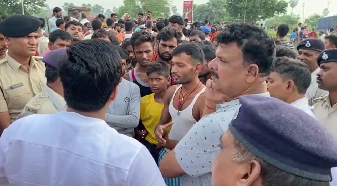 भूमि विवाद में फायरिंग, मौके पर दंपति की मौत, 3 लोग घायल 