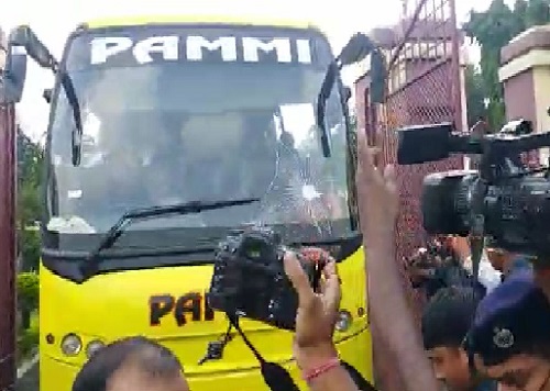 Resort Politics in Jharkhand : तीन बस में बैठकर रवाना हुए UPA के विधायक, जानिये कहां होंगे शिफ्ट