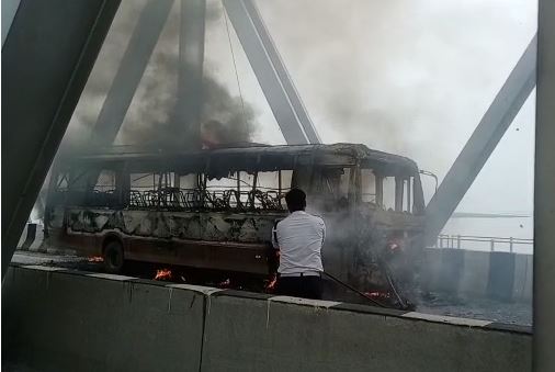 महात्मा गांधी सेतु पर धू-धू कर राख हुई बस, जानिये सवारियों का क्या हुआ