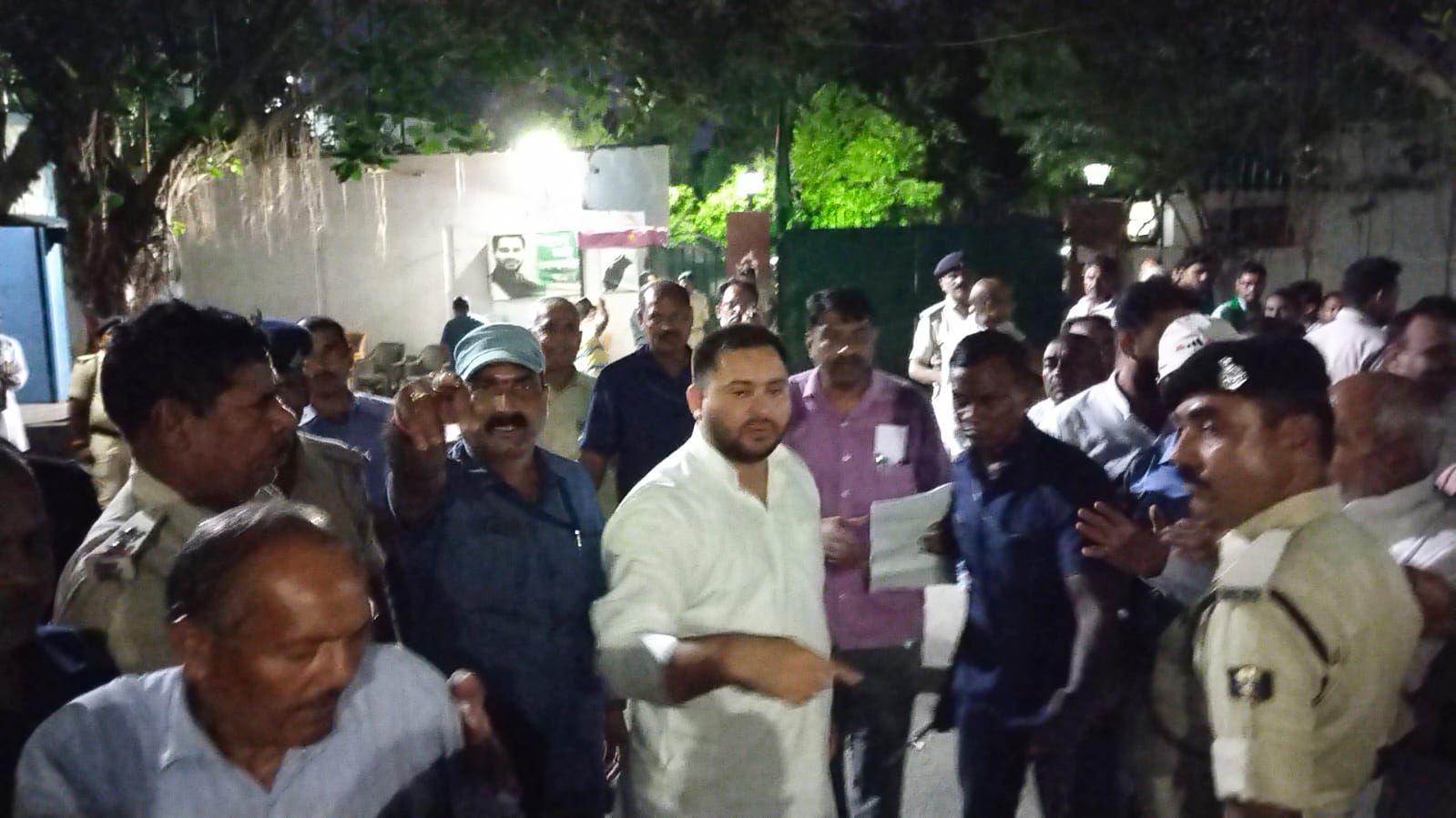 रोजगार के लिए तेजस्वी यादव से मिलने उमड़ी युवाओं की भीड़, जानिए तेजस्वी ने क्या कहा  