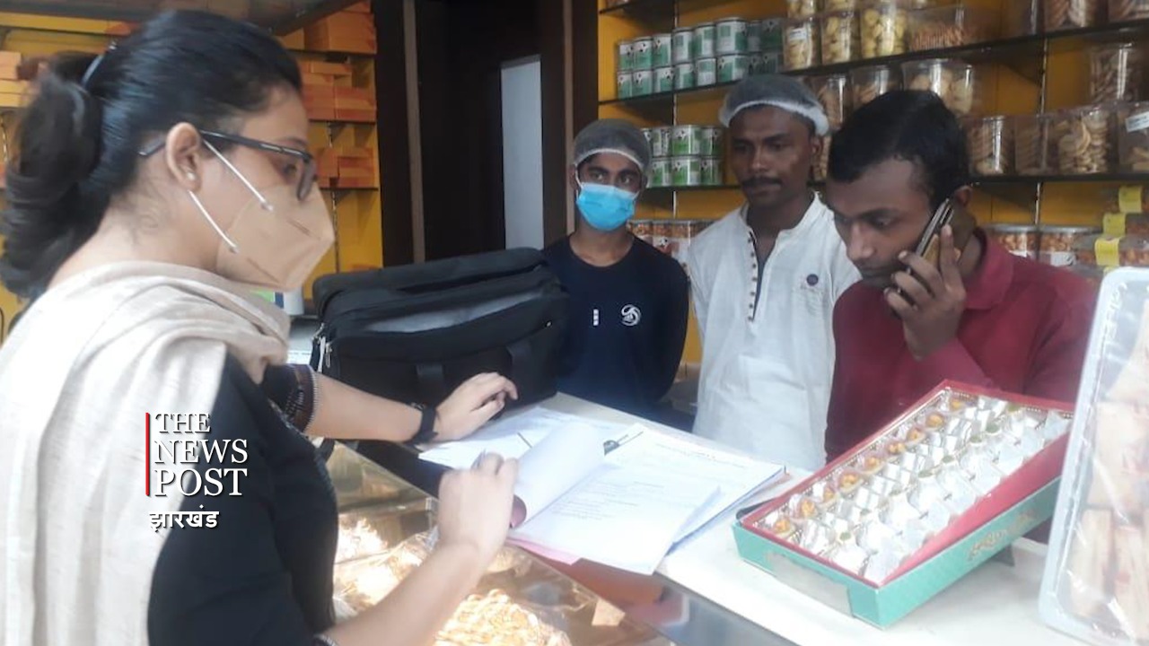 पूजा से पहले धनबाद के एक मिठाई दुकान और दो रेस्टूरेंट में छापा, लगा 1.22 लाख का जुर्माना
