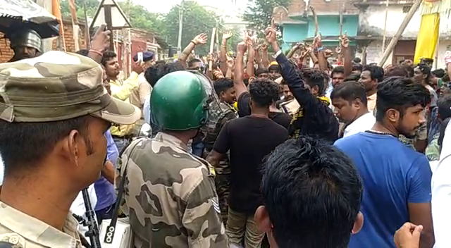 अंकिता मौत मामला: फास्ट ट्रैक कोर्ट में आरोपी शाहरुख की फांसी की मांग को लेकर लोगों का जोरदार प्रदर्शन