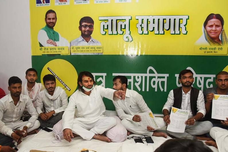 तेजप्रताप ने किस पर एक साल से दिल्ली में लालू यादव को बंधक बना कर रखने का लगाया है आरोप , पढिए पूरी खबर