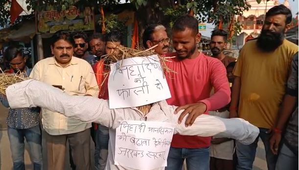 दुमका पेट्रोल कांड की आंच पहुंची लोहरदगा, गुस्साये लोगों ने सीएम से इस्तीफे की मांग की  