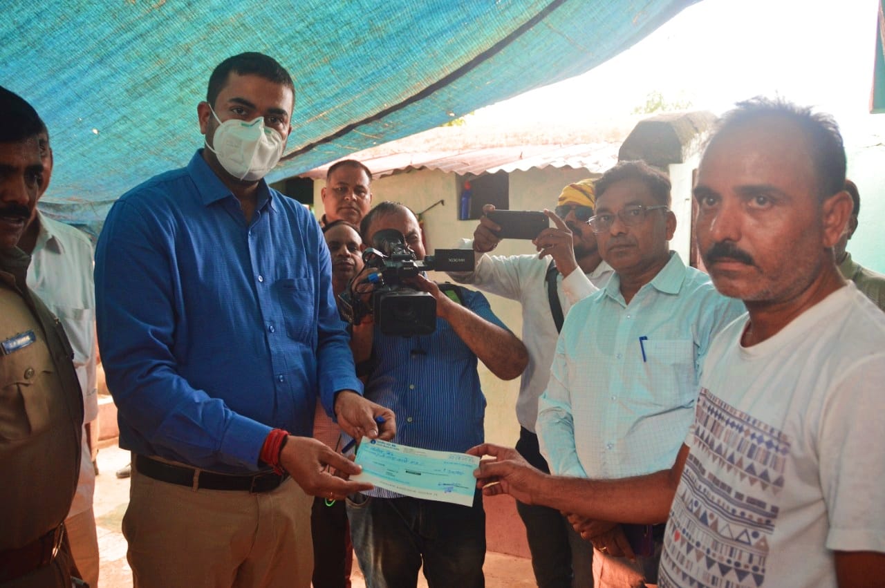दुमका पेट्रोल कांड: सीएम के निर्देश पर अंकिता के परिजनों को सौंपा गया नौ लाख का चेक                          