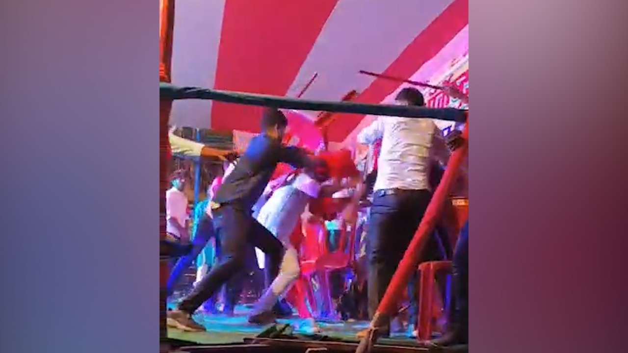 महावीरी अखाड़ा मेला: छपरा में डांसर से मांगा kiss तो हुआ बवाल, देखिए वीडियो