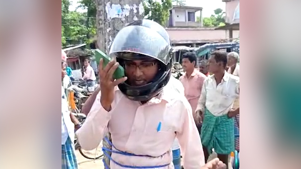 मोतिहारी: कृषि सलाहकार को किसानों ने बना लिया बंधक, जानिये इस आक्रोश की वजह