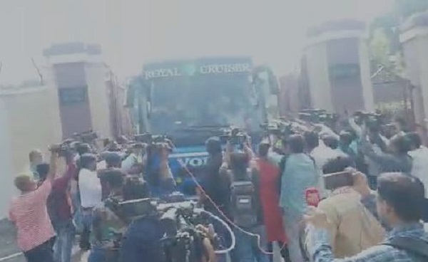 Resort Politics : रांची एयरपोर्ट पहुंचे मुख्यमंत्री समेत यूपीए विधायक,  Indigo के विशेष विमान से जायेंगे रायपुर 