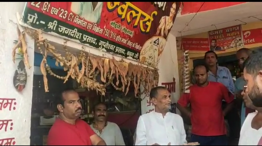 हथियारबंद अपराधियों ने आभूषण दुकान से लूटे 15 से 20 लाख के जेवरात, सीसीटीवी में कैद  