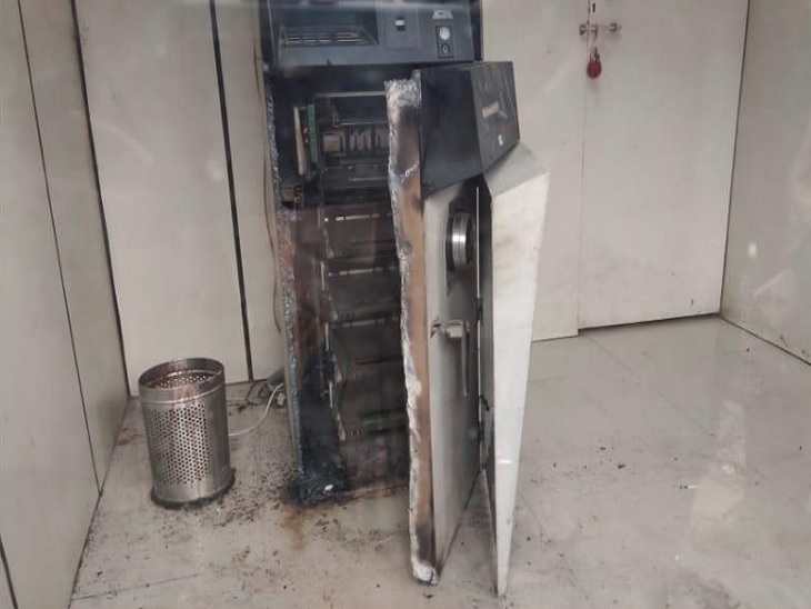चोरों का दुस्साहस..! गैस से ATM मशीन काट चोरों ने उड़ाए 20 लाख रुपये,सीसीटीवी को भी किया क्षतिग्रस्त