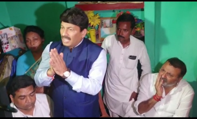 दुमका पेट्रोल कांड :  भाजपा सांसद निशिकांत दुबे, मनोज तिवारी और कपिल मिश्रा पहुंचे अंकिता के घर, 28 लाख की दी मदद