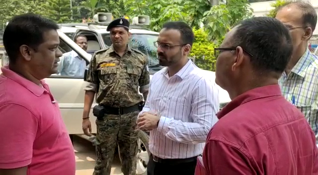 लोहरदगा अंचलाधिकारी अरुण तिर्की की मौत पर गुमला में शोक, डीसी ने बताया एक दुर्भग्यपूर्ण घटना