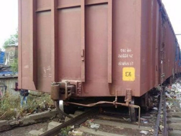 गाजियाबाद के पास मालगाड़ी बेपटरी, हावड़ा-दिल्ली रेल मार्ग में रेल परिचालन बाधित