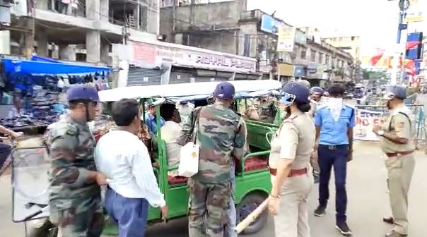 रणक्षेत्र बना बर्धमान, माकपा के क़ानून तोड़ो आंदोलन के दौरान पुलिस के साथ संघर्ष के बाद लाठीचार्ज