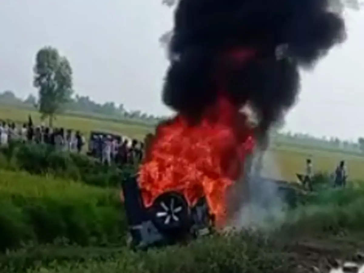काले झंडे दिखा रहे किसानों पर केंद्रीय मंत्री के बेटे ने चढ़ाई कार, तीन की मौत, गुस्साए किसानों ने कार में लगाई आग