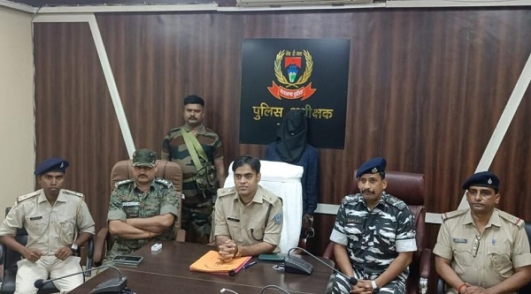 भाकपा माओवादी का जोनल कमांडर छोटा व्यास गिरफ्तार, पांच लाख का था इनाम, जानिए कैसे चढ़ा पुलिस के हत्थे