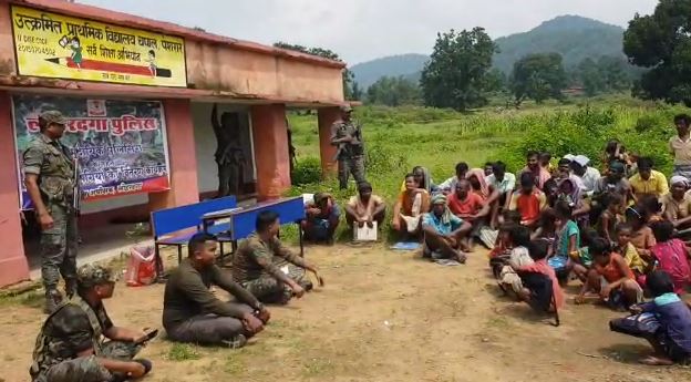 नक्सलियों के खिलाफ छापेमारी अभियान में गांववालों से मिले एसपी, ग्रामीणों ने सुनाई अपनी समस्या  