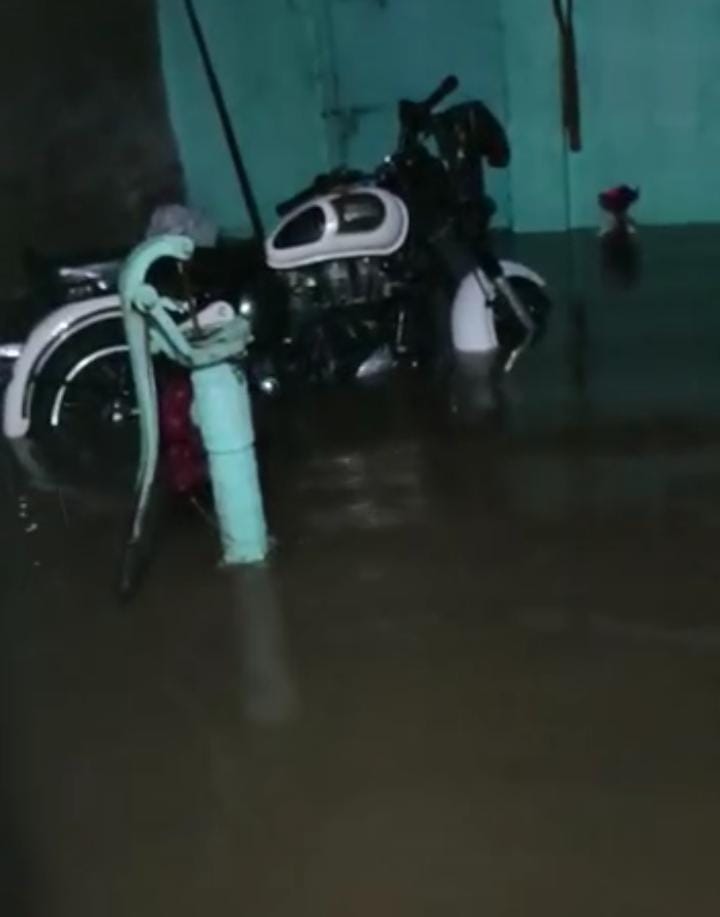 एक घंटे की बारिश ने बदल दी इस मुहल्ले की दशा, नज़ारा देख आप भी रह जायेंगे हैरान