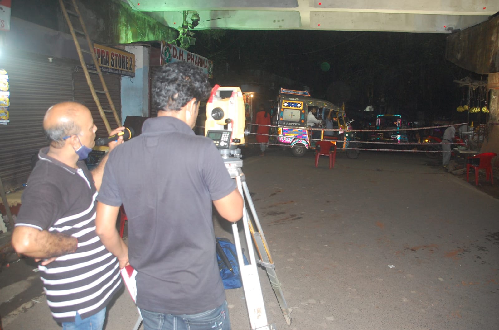 49 साल पुराने बैंकमोड़ फ्लाईओवर की हाईटेक मशीनों से चल रही जांच, पुल के भविष्य को लेकर संशय