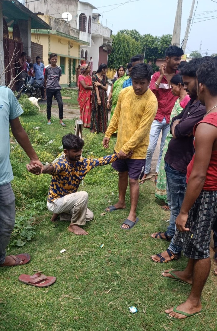 चोरी करते रंगेहाथ धराया चोर, लोगों ने जमकर की धुनाई, पुलिस को सौंपा