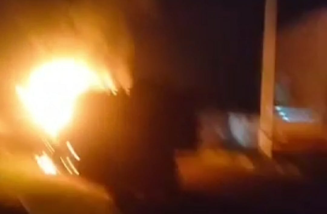 आधी रात को सड़क पर चलता ट्रक अचानक धू-धू कर जलने लगा, फिर क्या हुआ आप भी जानिये